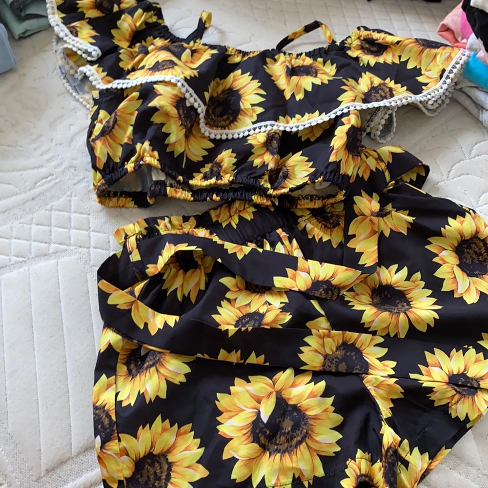 Two piece Sunflower Set Size 7/8 great Condition